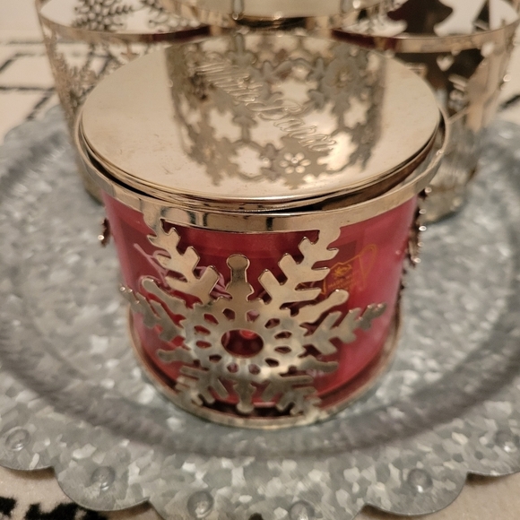 ⭐️40% Off⭐️ Bath & Body Works - White Barn Holiday Silver Candle Sleeve Bundle - Picture 5 of 10